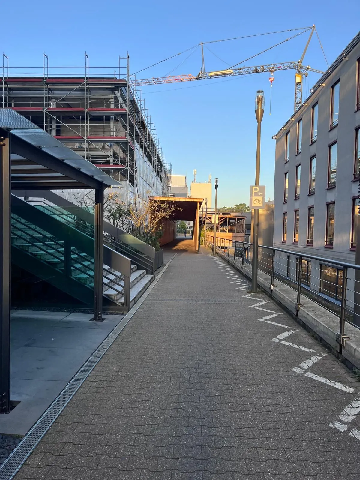 Betrieblicher Brandschutz für nachhaltige Sicherheit am Arbeitsplatz Betrieblicher Brandschutz - Gerüst um Haus und Krahn