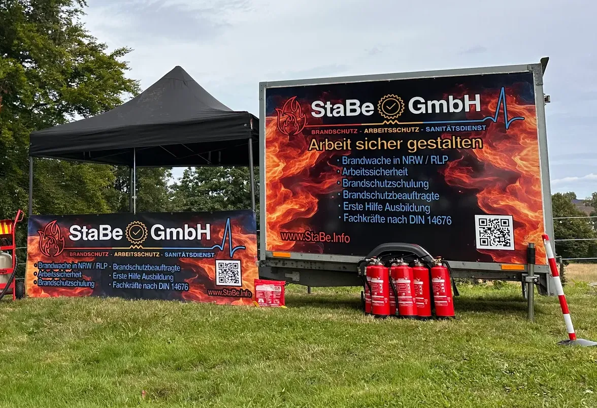 Vorbeugender Brandschutz für Sicherheit am Arbeitsplatz Betrieblicher Brandschutz - Leinwand auf Wiese