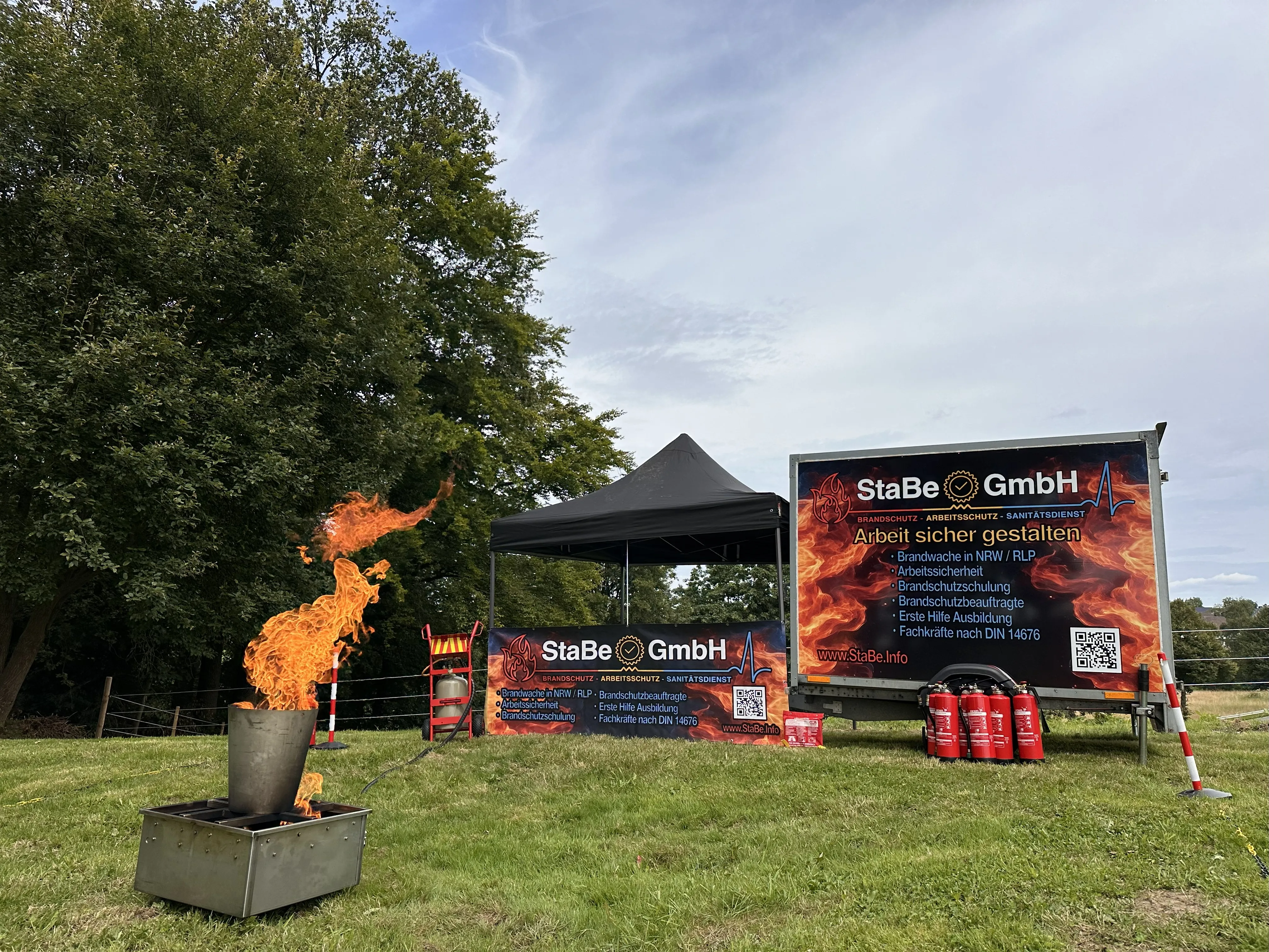 Inhalte der Brandschutz Helferausbildung Werbeplakat auf Wiese für Brandschutz Helferausbildung