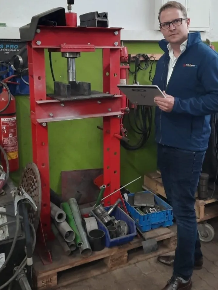 Arbeitssicherheit Beratung mit Fachkraft qualifizierte Fachkraft gibt Arbeitssicherheit Beratung