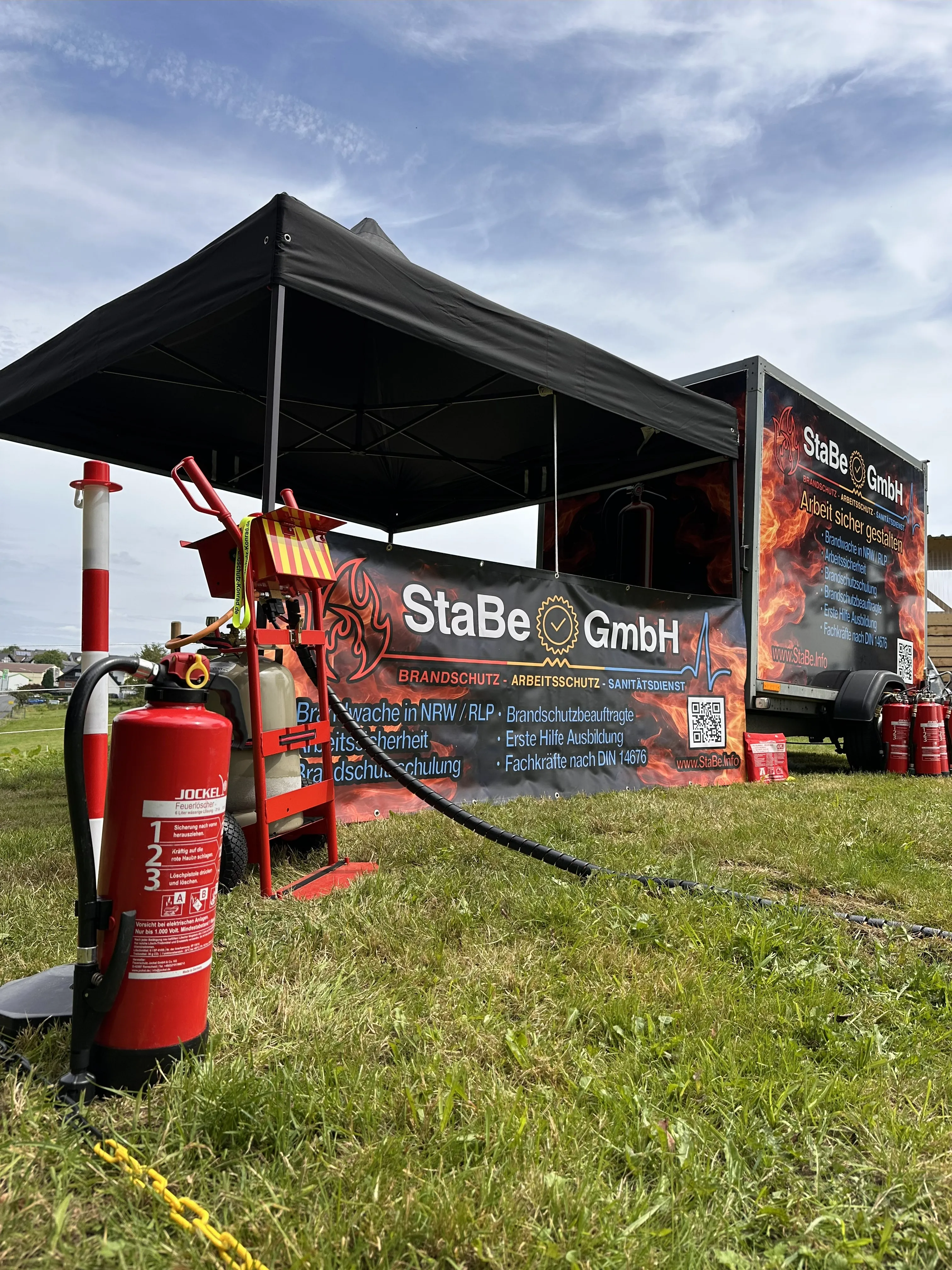 Brandschutzbeauftragten bestellen zur praktischen Unterstützung Brandschutzbeauftragten bestellen - Feuerlöscher und Werbeplakat