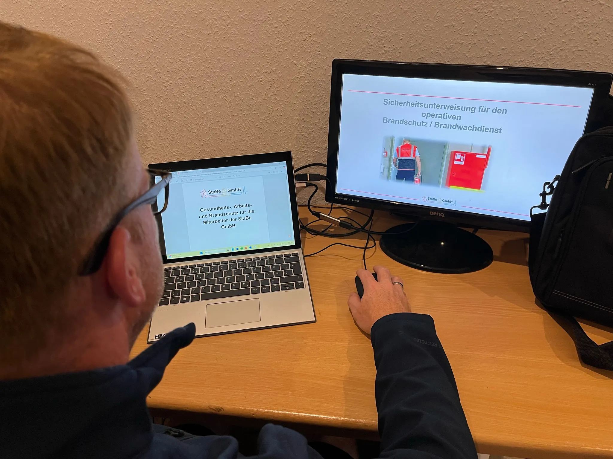 Brandschutzunterweisung - professionelles Konzept Fachkraft zeigt Brandschutzunterweisung auf Laptop