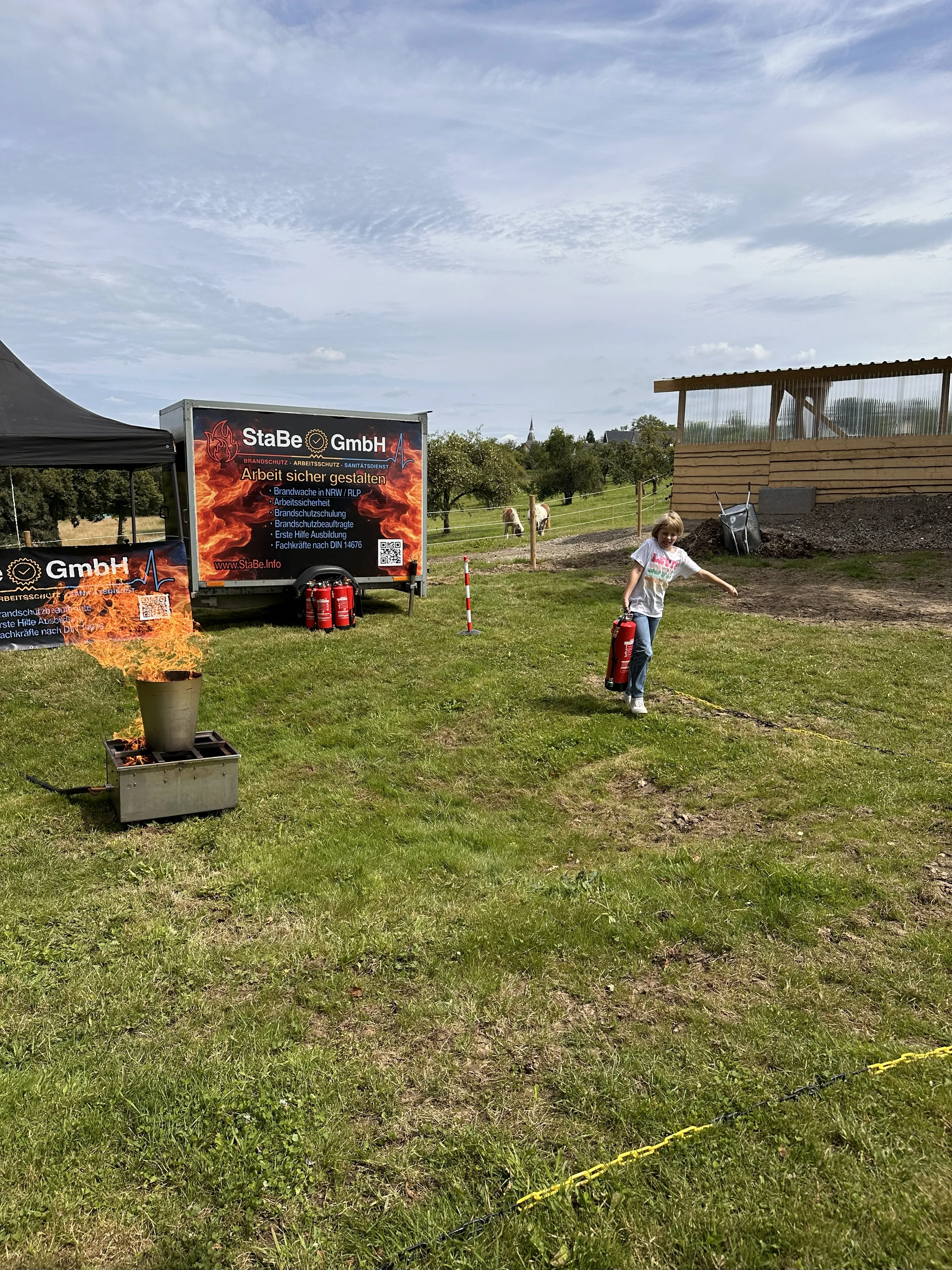 Vorteile von Brandschutz Schulungen Kind hilft mit Feuerlöscher bei Brand