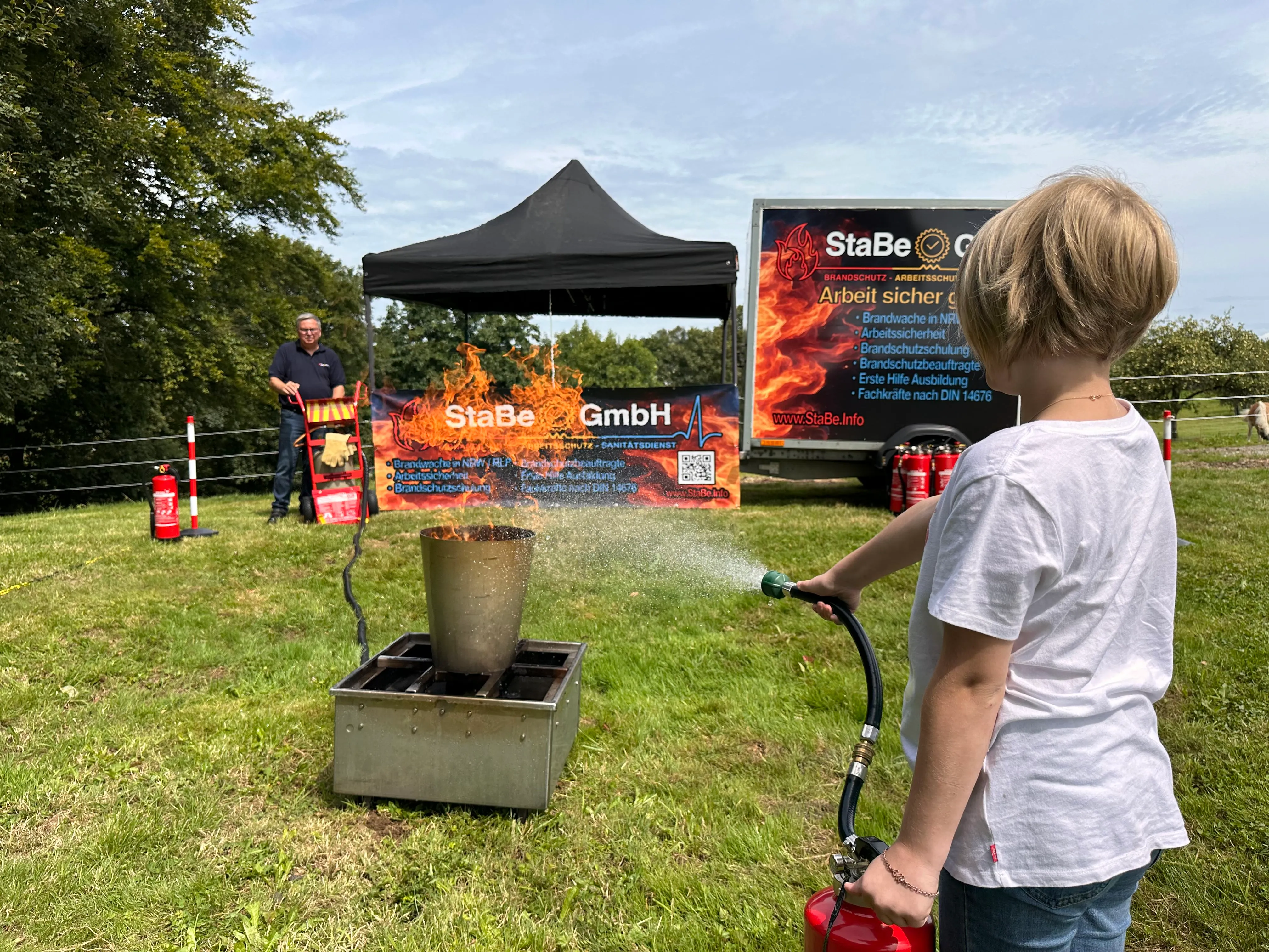 Einsätze Beauftragter für Brandschutz Kind löscht ein Feuer mit Feuerlöscher