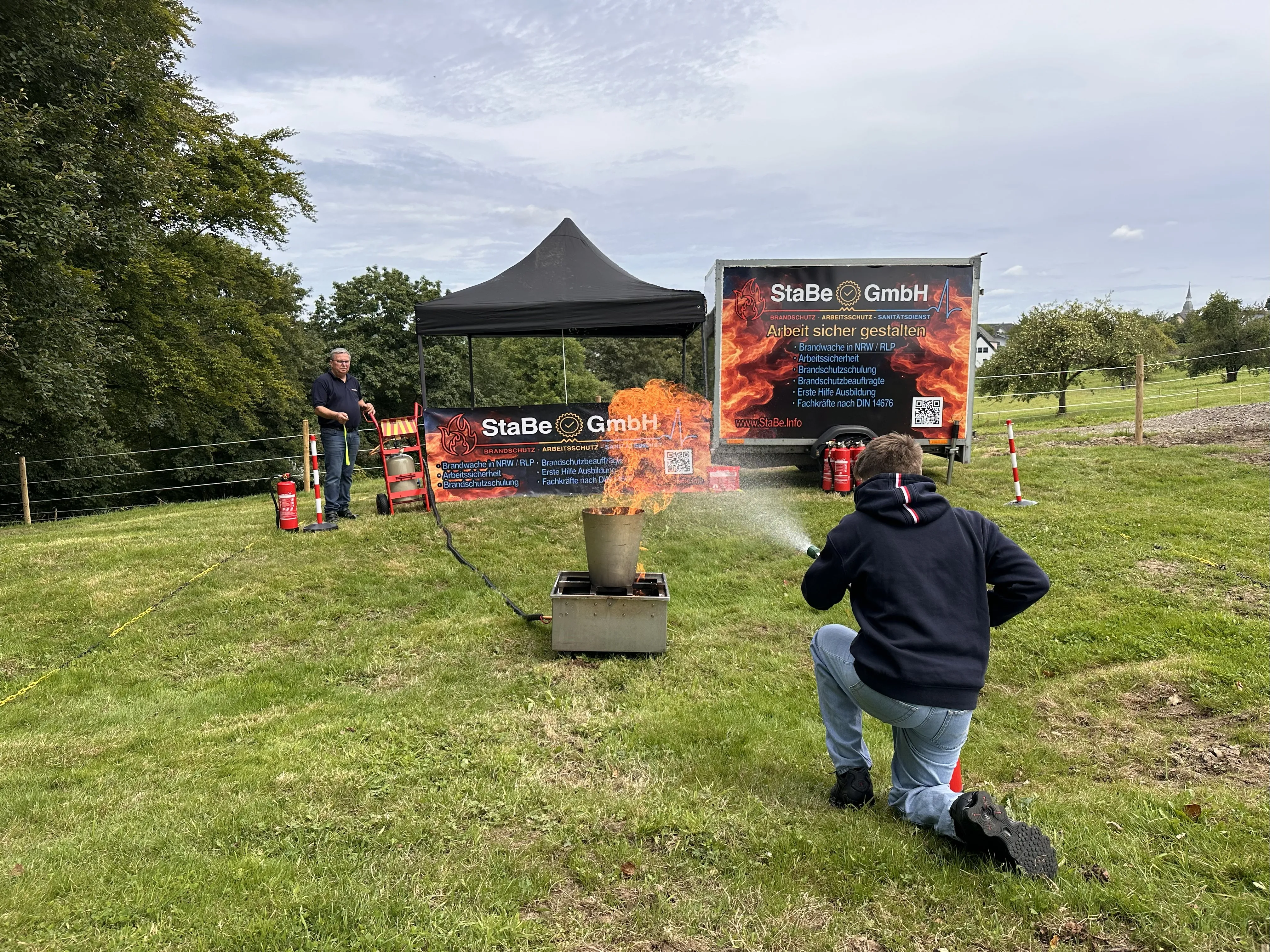 qualifizierte Ausbilder und Schulungsangebote Mann löscht Brand mit Feuerlöscher